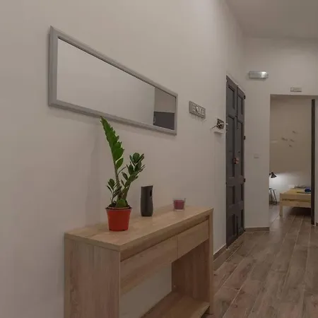 Apartment - 2 Mins From The *