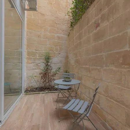 - 2 Mins From The Appartement *